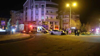 Minibüs ile otomobil çarpıştı: 1’i ağır 3 yaralı