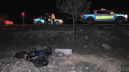 Minibüse arkadan çarpan motosiklet 70 metre sürüklendi: 1 yaralı