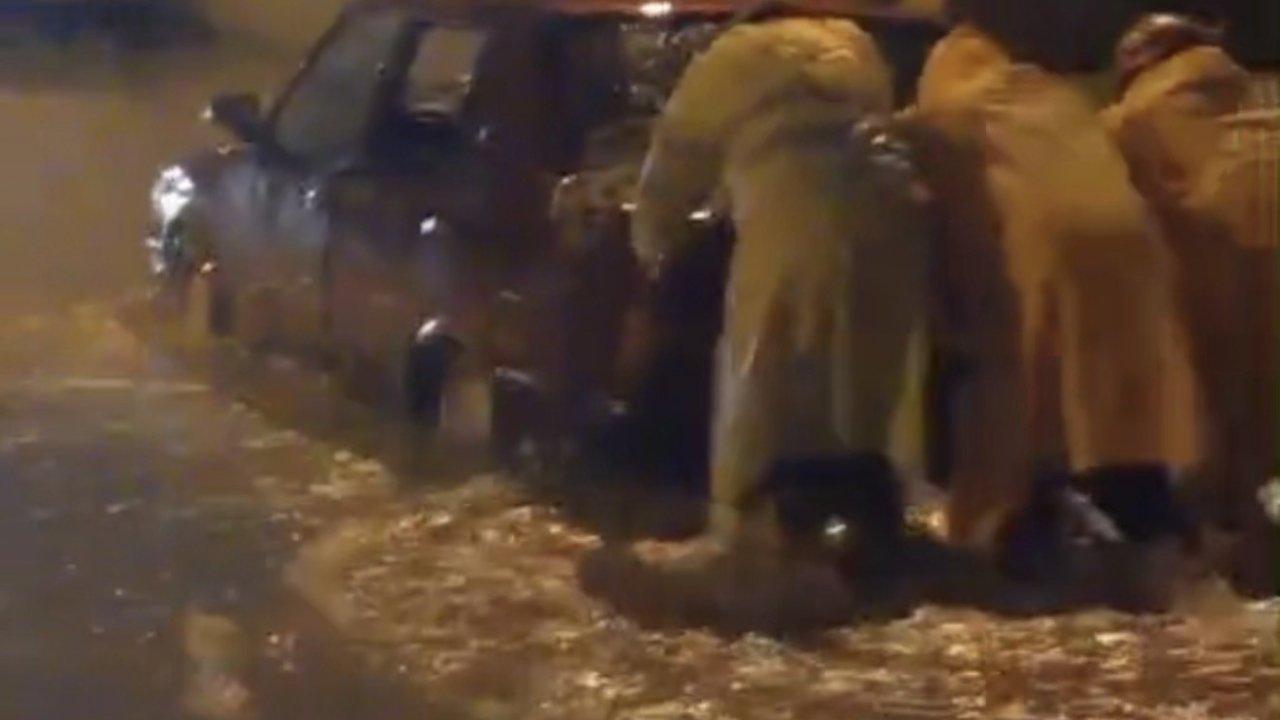 Minibüste mahsur kalan 4 kişiyi itfaiye kurtardı