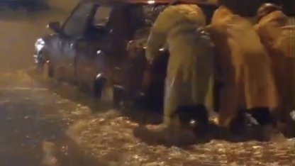 Minibüste mahsur kalan 4 kişiyi itfaiye kurtardı