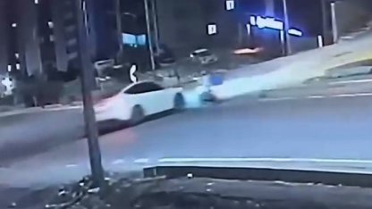 Motosikletliye çarpan otomobil sürücüsü kaçtı