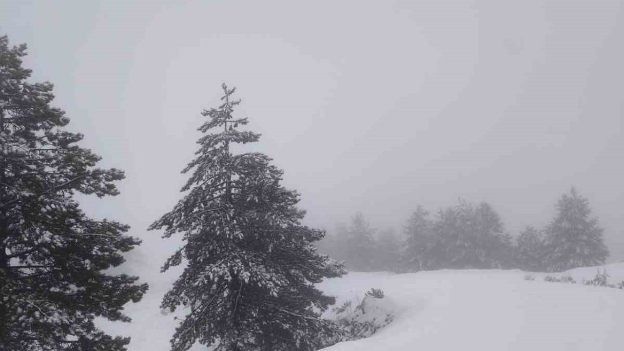 Muğla’da Nisan sürprizi Göktepe dağı beyaza büründü