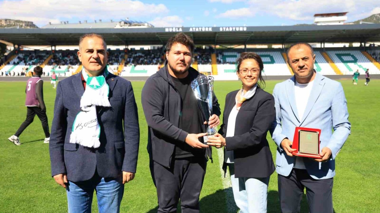 Muğlaspor Masa Tenisi Takımı şampiyonluk kupasını kaldırdı