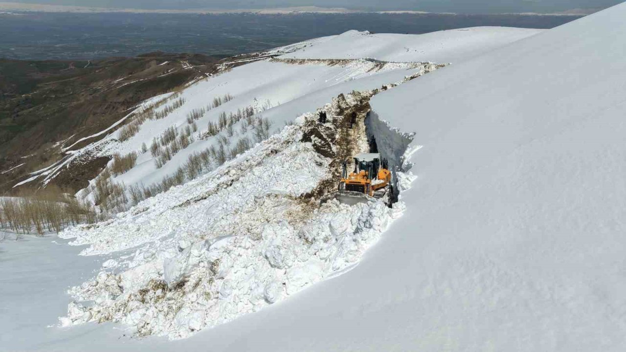 Muş’ta 5 metrelik karla zorlu mücadele