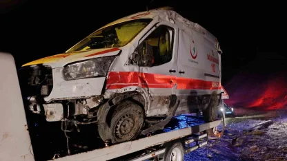 Muş’ta ambulansı devrildi: 5 yaralı