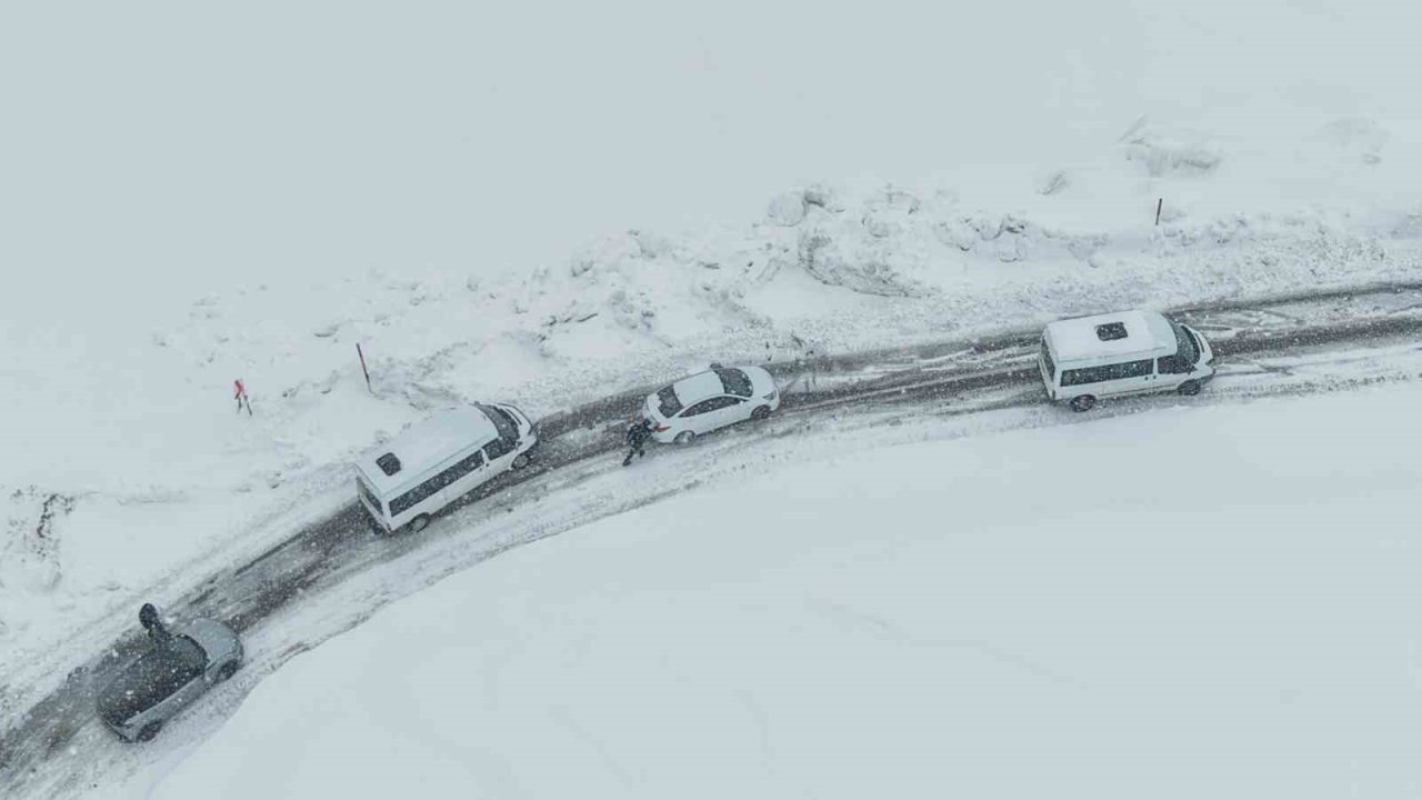 Muş’ta kar ve tipi: Mahsur kalan 50 kişi kurtarıldı