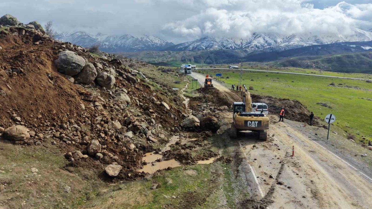 Muş’ta kara yolu çöktü