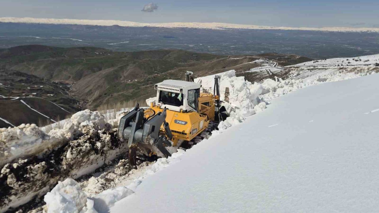 Muş’ta nisan ortasında karla mücadele sürüyor