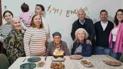 Mustafa dede, 102’nci yaş gününü çocukları ve torunlarıyla kutladı
