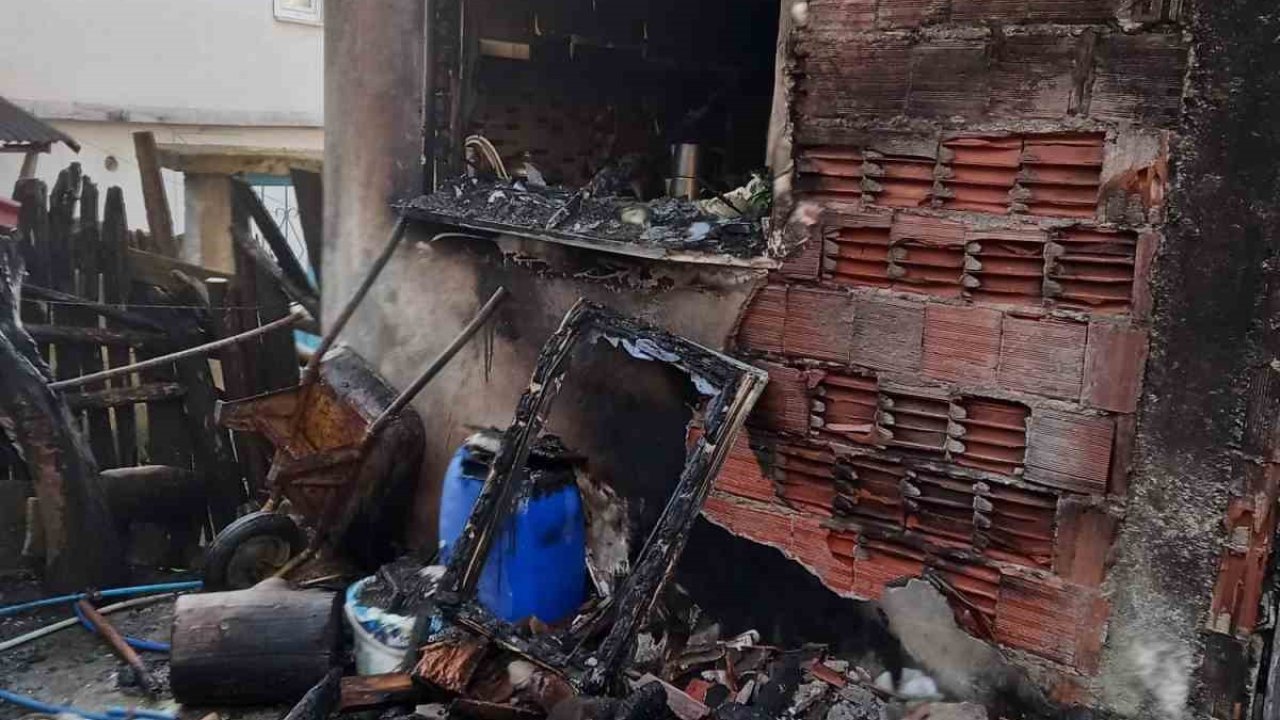 Mutfakta çıkan yangın evi küle çeviriyordu
