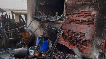 Mutfakta çıkan yangın evi küle çeviriyordu
