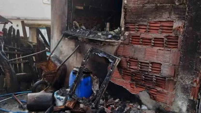 Mutfakta çıkan yangın evi küle çeviriyordu