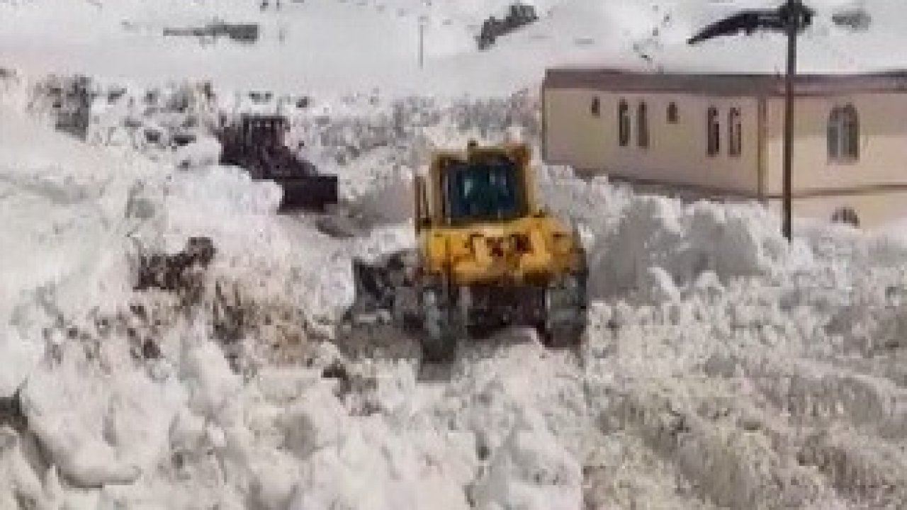 Nemrut’ta kar 5 metreyi buldu