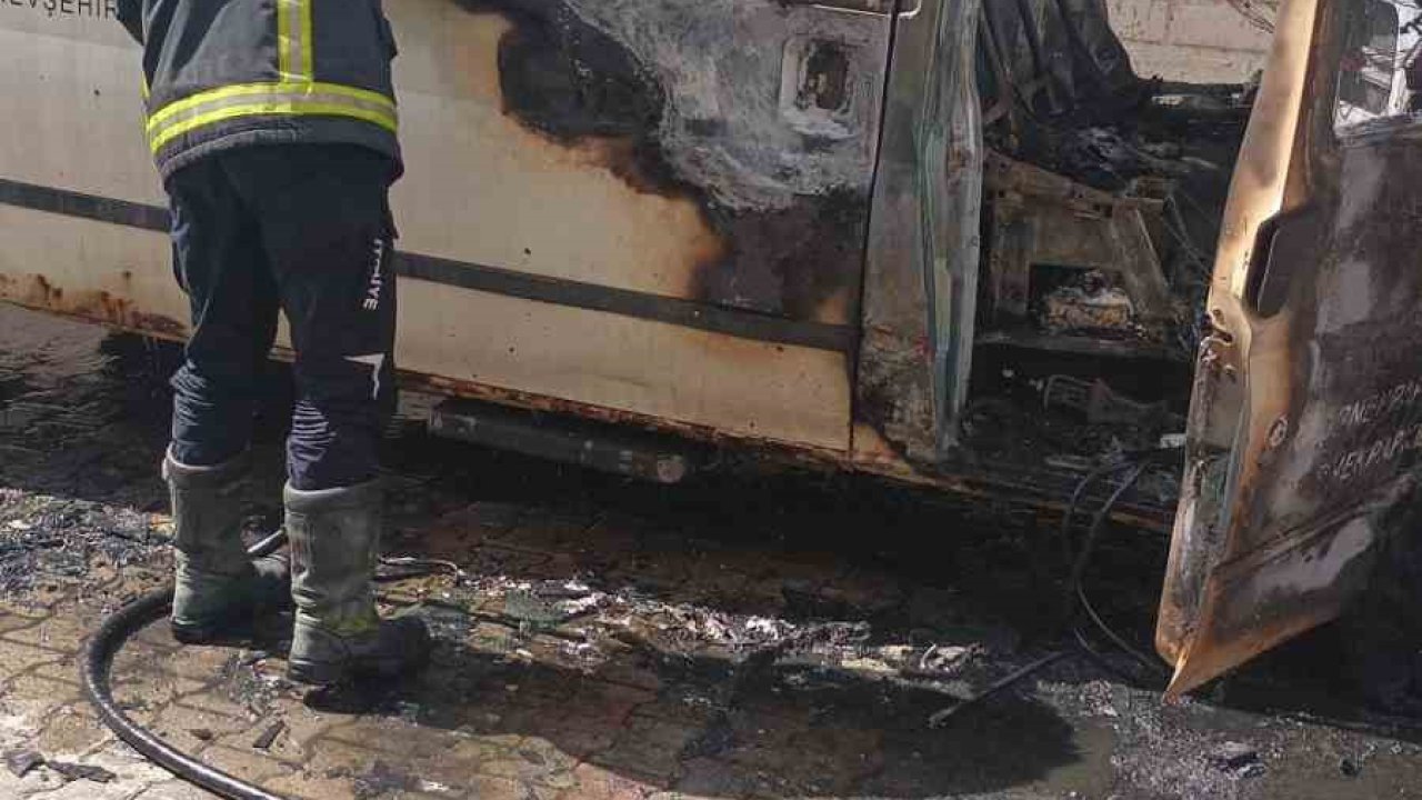 Nevşehir’de park halindeki minibüs alev alev yandı