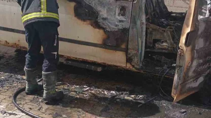 Nevşehir’de park halindeki minibüs alev alev yandı