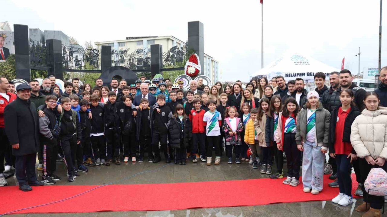 Nilüfer, 23 Nisan’ı Cumhuriyet Meydanı’nda kutladı