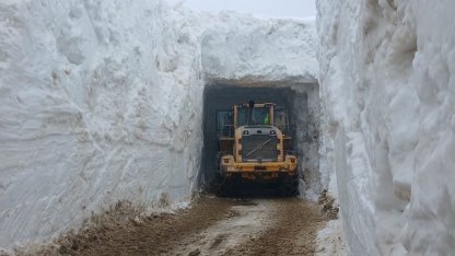 Nisan ayında 4 metrelik kar tünellerinde çalışma