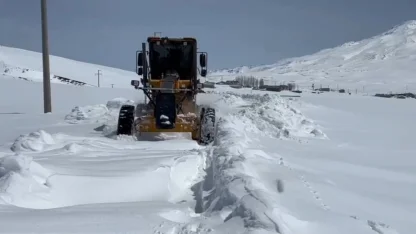 Nisan ayında kardan kapanan köy yolları açıldı