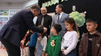 Ödemiş’te minik öğrencilere kitap kurdu madalyası