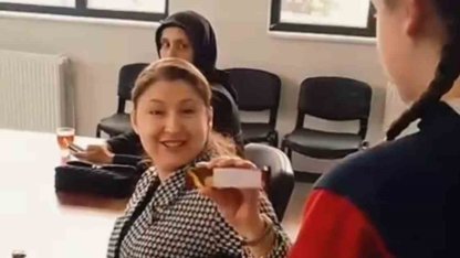 Öğrencilerden anlamlı mesaj: "Öğretmene silah değil, çikolata uzatılır"
