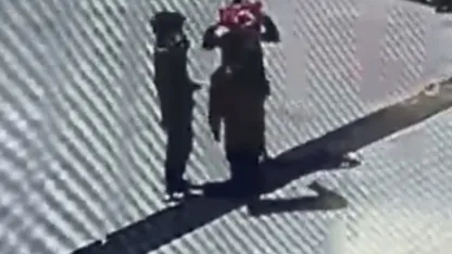 Öğrencilerin duygulandıran bayrak hassasiyeti: Düşen bayrağı yerden alıp öptü