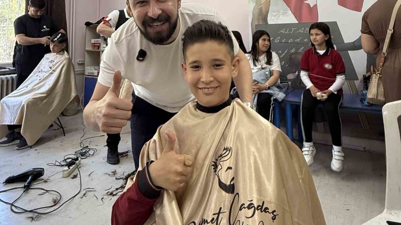 Öğrencilerin yüzü gülsün diye iş yerinin kapısına kilit vurdu