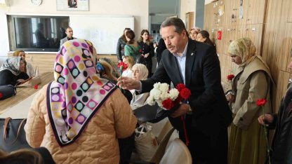 Öğretmenler 81 ilde bayraklarla ders başı yaptı