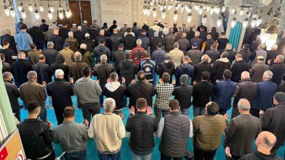 Okul saldırısında hayatını kaybedenler için gıyabi cenaze namazı kılındı