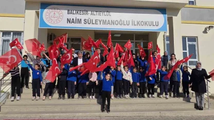 Okullarda Türk bayraklı tören