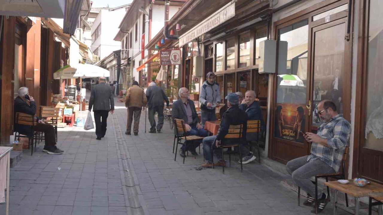 Ölen müşterilerinin hatıralarını kıraathanenin duvarında yaşatıyor