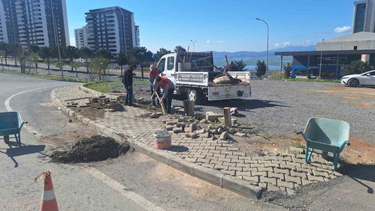 Onikişubat Belediyesi’nden 9 farklı mahallede eş zamanlı kaldırım ve yol çalışması