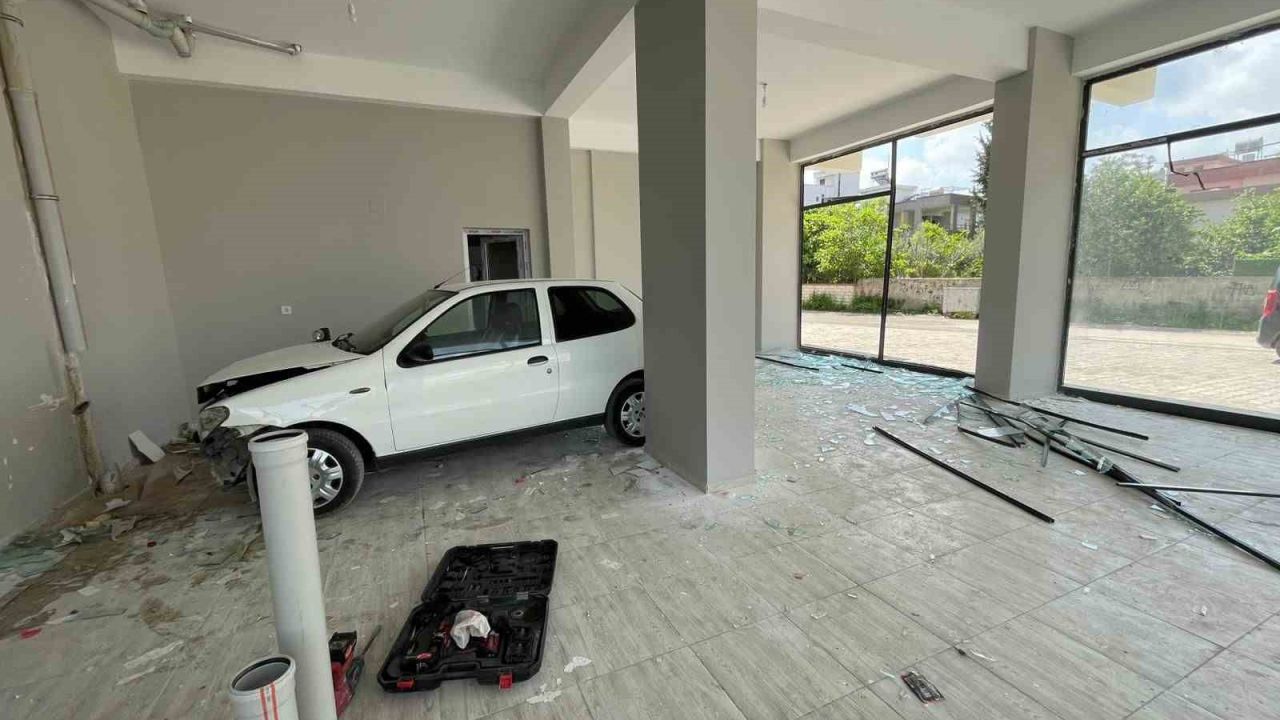 Osmaniye’de kontrolden çıkan otomobil dükkana girdi: 1 yaralı