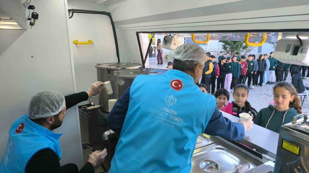 Osmaniye’de öğrencilere sıcak çorba ikramı