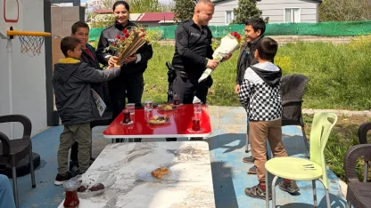 Osmaniye’de özel öğrencilerden polislere çiçekli sürpriz