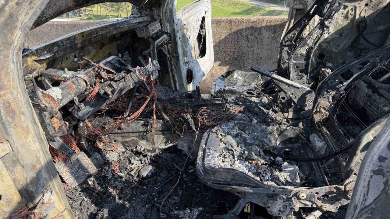 Osmaniye’de pikap alev alev yandı, sürücü son anda kurtuldu