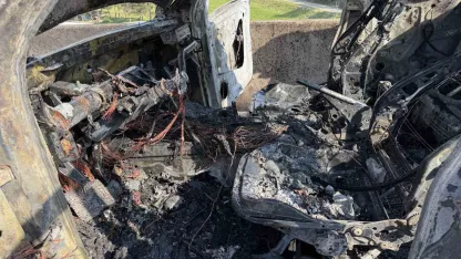 Osmaniye’de pikap alev alev yandı, sürücü son anda kurtuldu