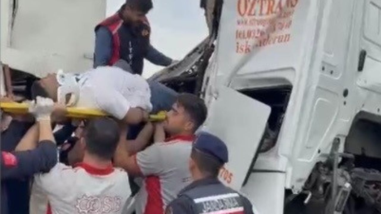 Osmaniye’de tır OSB giriş kapısına çarptı, sürücü kabinde sıkıştı