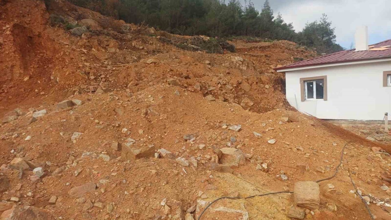 Osmaniye’de yağış sonrası heyelan: Bazı evlerin çevresinde çatlaklar oluştu