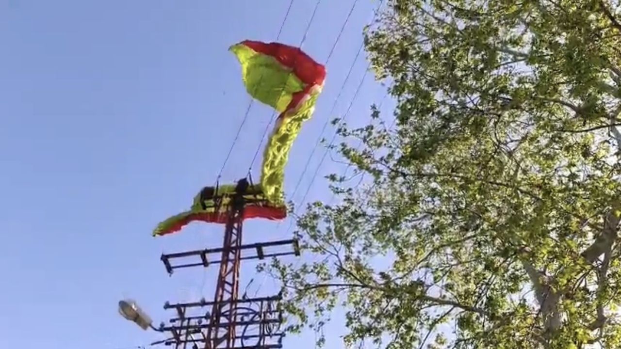 Osmaniye’de yamaç paraşütü pilotu iniş sırasında elektrik tellerine takıldı