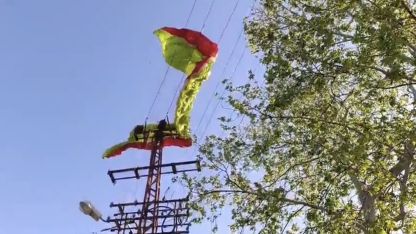 Osmaniye’de yamaç paraşütü pilotu iniş sırasında elektrik tellerine takıldı