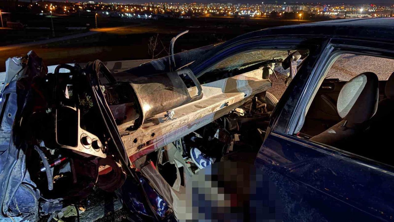 Otomobil bariyerlere ok gibi saplandı: 1 ağır yaralı