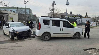 Otomobil ile hafif ticari araç çarpıştı: 1 yaralı