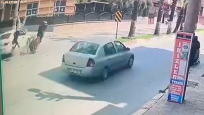 Otomobil ile motosiklet çarpıştı, 1 kişi yaralandı: O anlar kamerada