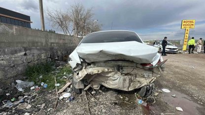 Otomobil yayaya çarptı: 1’i ağır 2 yaralı