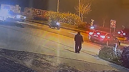 Otomobille çarpışan motosikletli yaralandı: Kaza anı kamerada