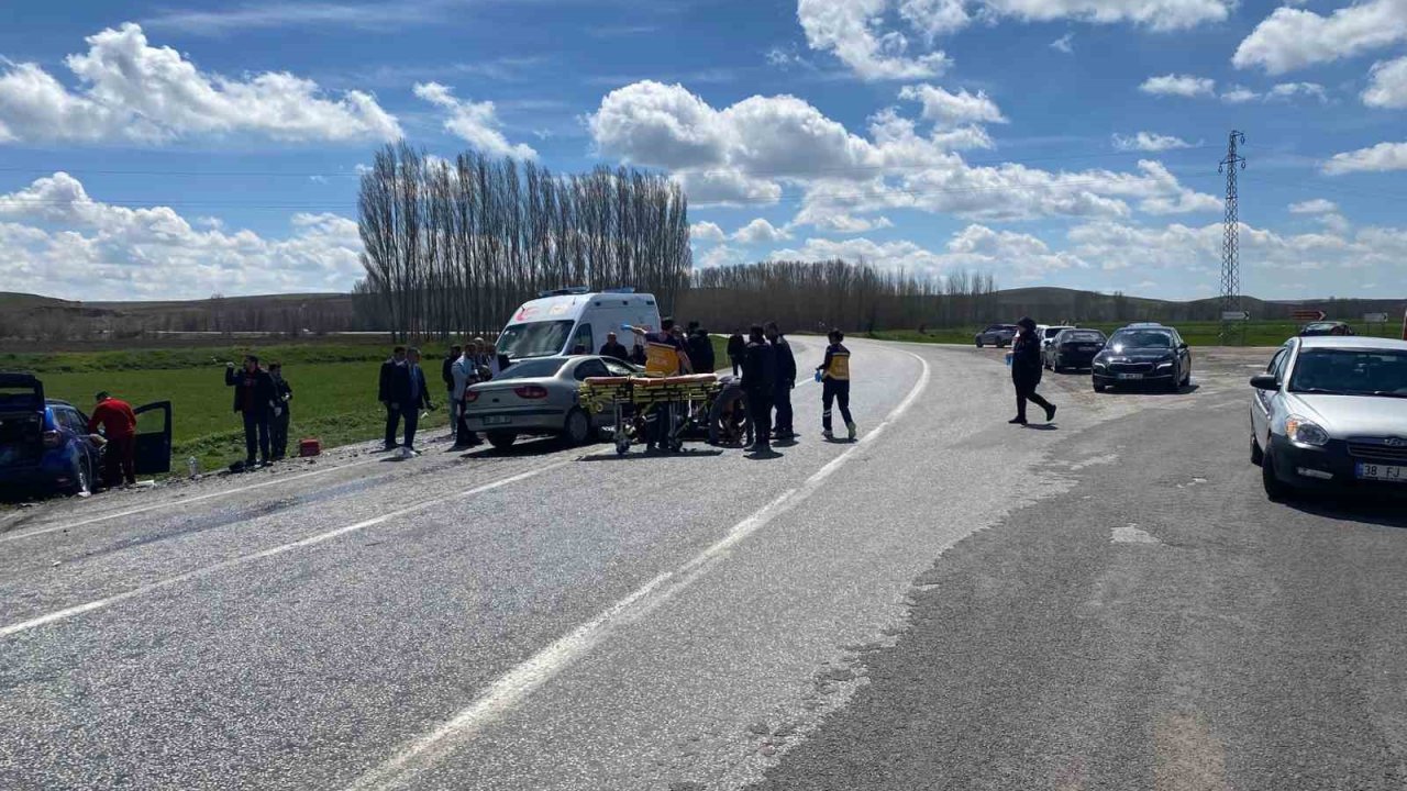 Otomobiller çarpıştı 4 kişi yaralandı