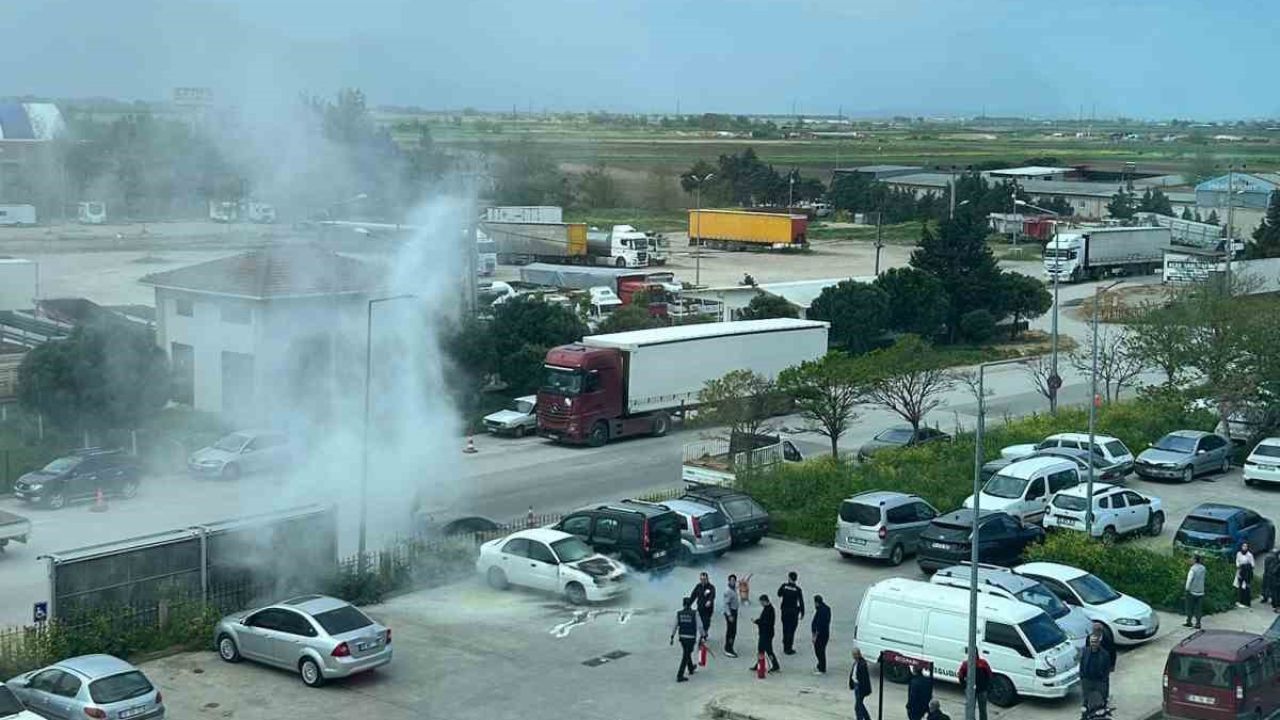 Otoparktaki otomobil, alev topuna döndü