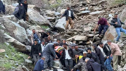 Pancar toplamaya gitti, kayalıklardan düşerek yaralandı