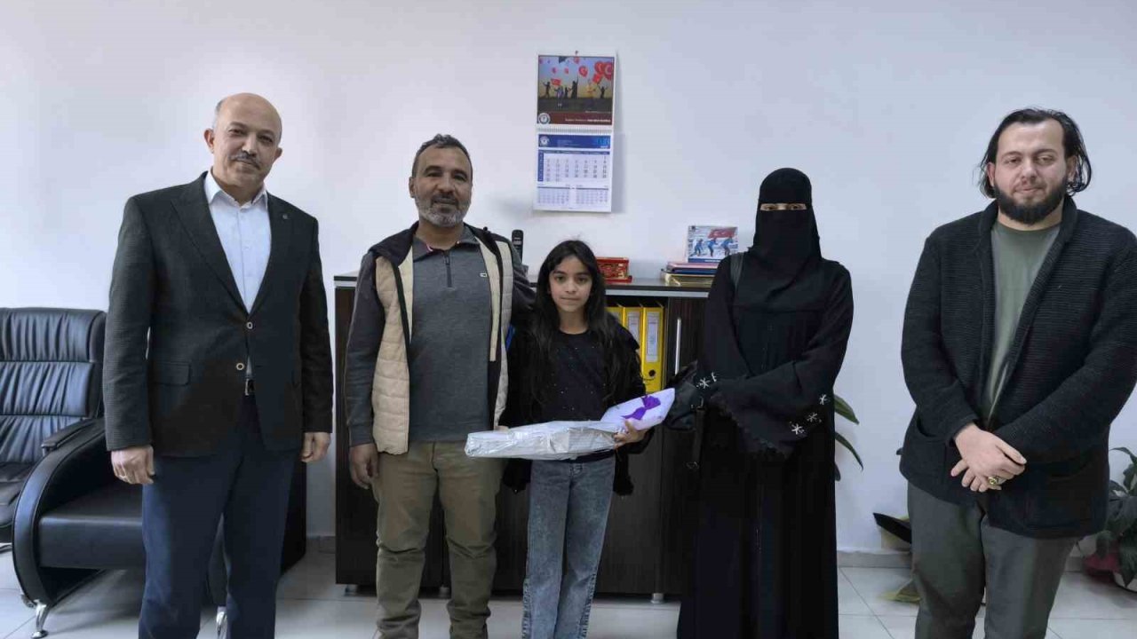 Para dolu çantayı polise teslim eden Suriyeli Rahaf davranışıyla takdir topladı