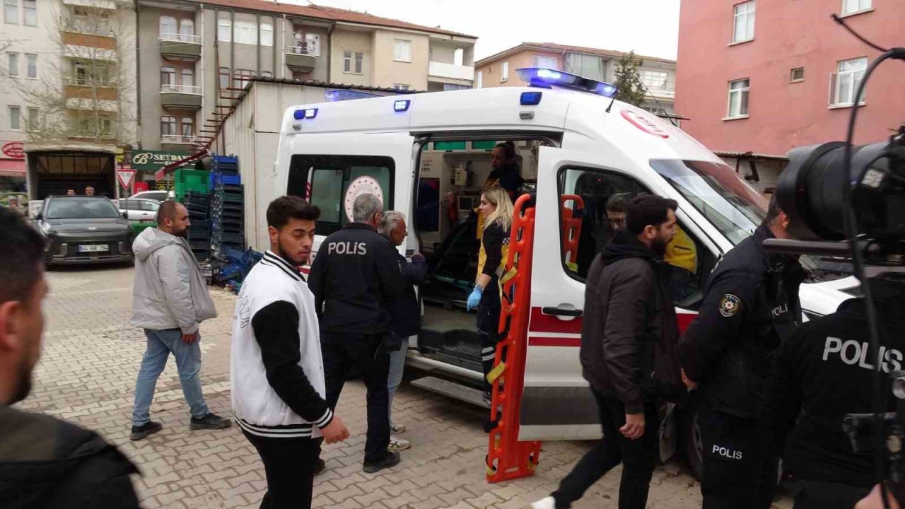 Parasını alamayınca eylem için inşaata çıkan işçiyi polis ikna etti